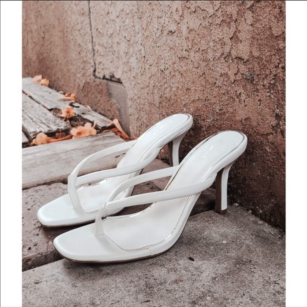 NIB 6/6.5 White sexy 2” mini thong sandal heels 💋